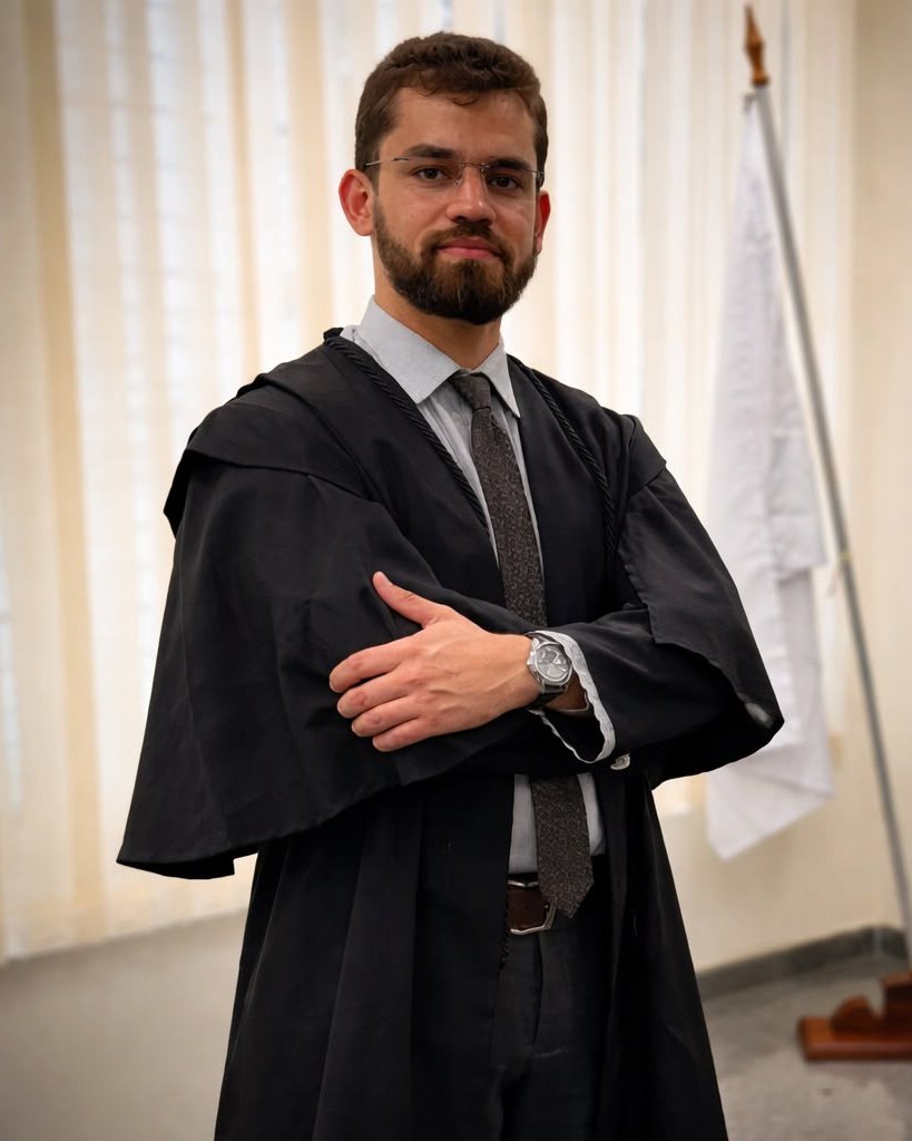 Advogado Ikaro Costa de beca